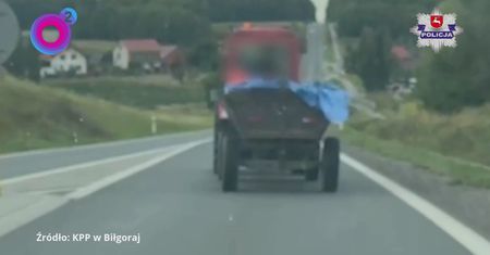 Pijany prowadził ciągnik z wozem. Przewoził 10-letnie dziecko. Wszystko nagrali