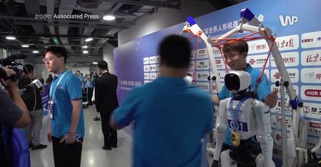 Roboty biegają, tańczą i przeciągają linę. To chińska propaganda sukcesu