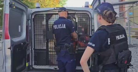 Zaatakowali 18-latkę na placu zabaw. Wcześniej doszło do konfliktu