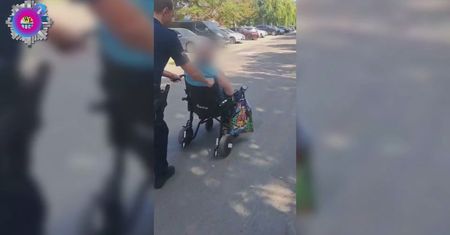 Wózek stanął na środku jezdni. Policjanci ruszyli na pomoc