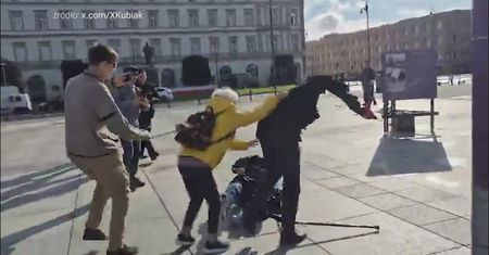 Macierewicz z pistoletem na farbę. Szarpał się z protestującymi