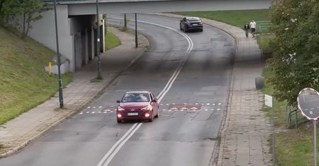 Kierowcy mają je za nic. Tak wyglądają progi w miejscu tragedii