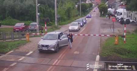 Pociąg zmiótł tam ciężarówkę. Kolejny kierowca zrobił to samo
