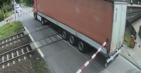 Pociąg Intercity zmiótł ciężarówkę. Jest nagranie z monitoringu