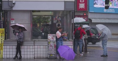 Tajfun Dujuan zbliża się do wschodniego wybrzeża Japonii. Loty odwołane, utrudnienia na kolei