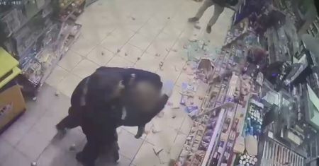 Totalna demolka w sklepie. Policja pokazała wideo z furiatem w akcji