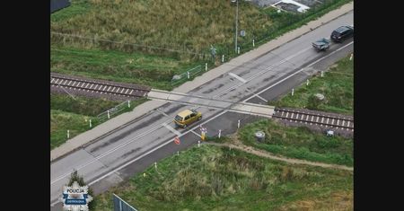 Policyjny dron pilnował przejazdów kolejowych. 25 kierowców dostało mandaty