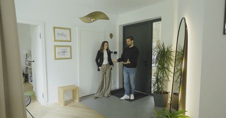 Niecodzienny dom przy lesie. Jak ulepszyć prostą bryłę i wpuścić do wnętrz więcej światła?