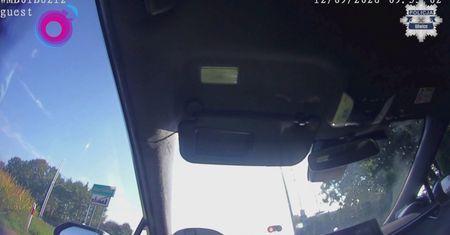 O krok od tragedii na przejeździe kolejowym. Policja pokazała nagranie