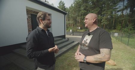 Zbudował 82-metrowy dom nad jeziorem. Niezwykły projekt wypełniony sportowymi pamiątkami
