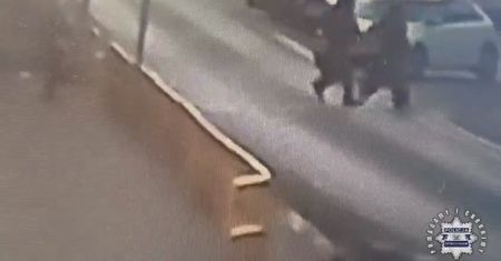 Niebezpieczny przejazd hulajnogą. Chłopiec wjechał prosto w samochód