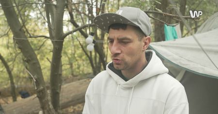 Żyje w namiocie nad Wisłą. Zarobił na rower z kaucji. Ktoś mu go ukradł