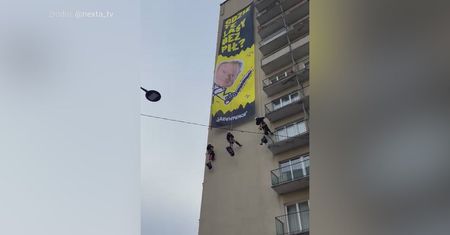 Akcja przed Sejmem. Wywiesili gigantyczny plakat z pytaniem do Tuska
