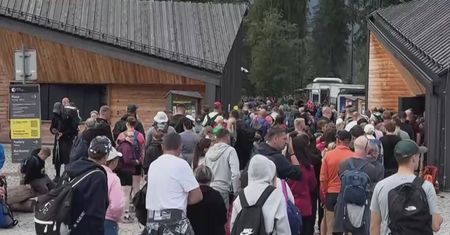 Tłumy na szlakach, śliskie skały i kolejki. TPN ostrzega turystów