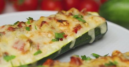 Faszerowana cukinia z fetą i pomidorkami. Ten przepis to hit