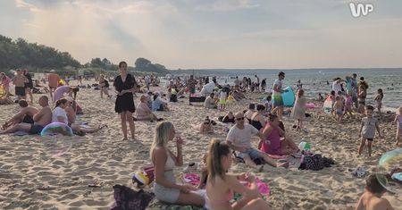 Było przed godz. 20. Na plaży tłum