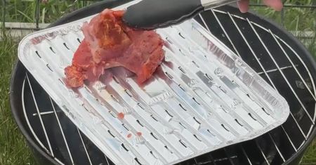 Grillujesz mięso na aluminiowej tacce? Zobacz, co wtedy się z nim dzieje