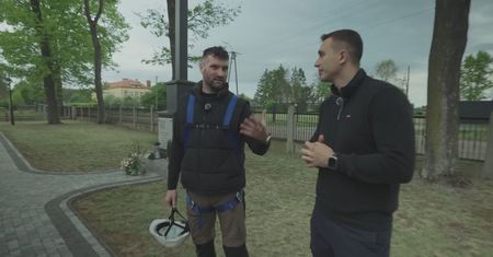 Jak gazem i folią uratować drewniany budynek? Zarobki tego specjalisty są ogromne