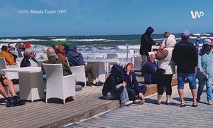 Turyści są nie do zdarcia. Oto co robili nad morzem w czasie sztormu