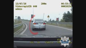 Chciał ukryć to przed policją. 20-latek wyrzucił niewielkie zawiniątko