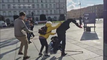 Macierewicz z pistoletem na farbę. Szarpał się z protestującymi
