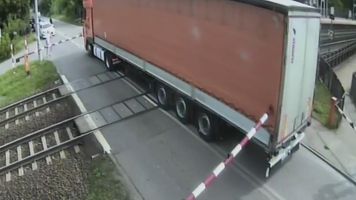 Pociąg Intercity zmiótł ciężarówkę. Jest nagranie z monitoringu