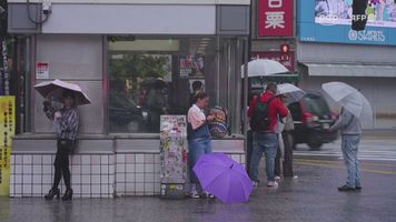 Tajfun Dujuan zbliża się do wschodniego wybrzeża Japonii. Loty odwołane, utrudnienia na kolei