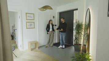 Niecodzienny dom przy lesie. Jak ulepszyć prostą bryłę i wpuścić do wnętrz więcej światła?