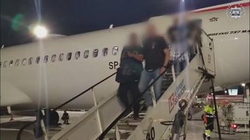 Z samolotu wprost do aresztu. Policja ujawnia kulisy