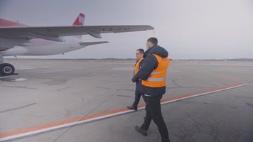 Turbulencje, awarie i stres. Szczera prawda o pracy pilota