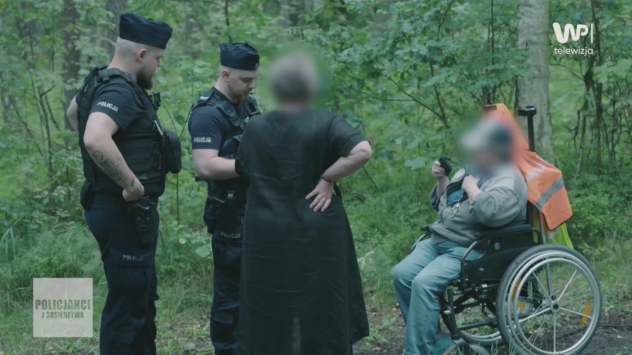 To nie żart. Seniorka na wózku inwalidzkim przemierzała drogę krajową