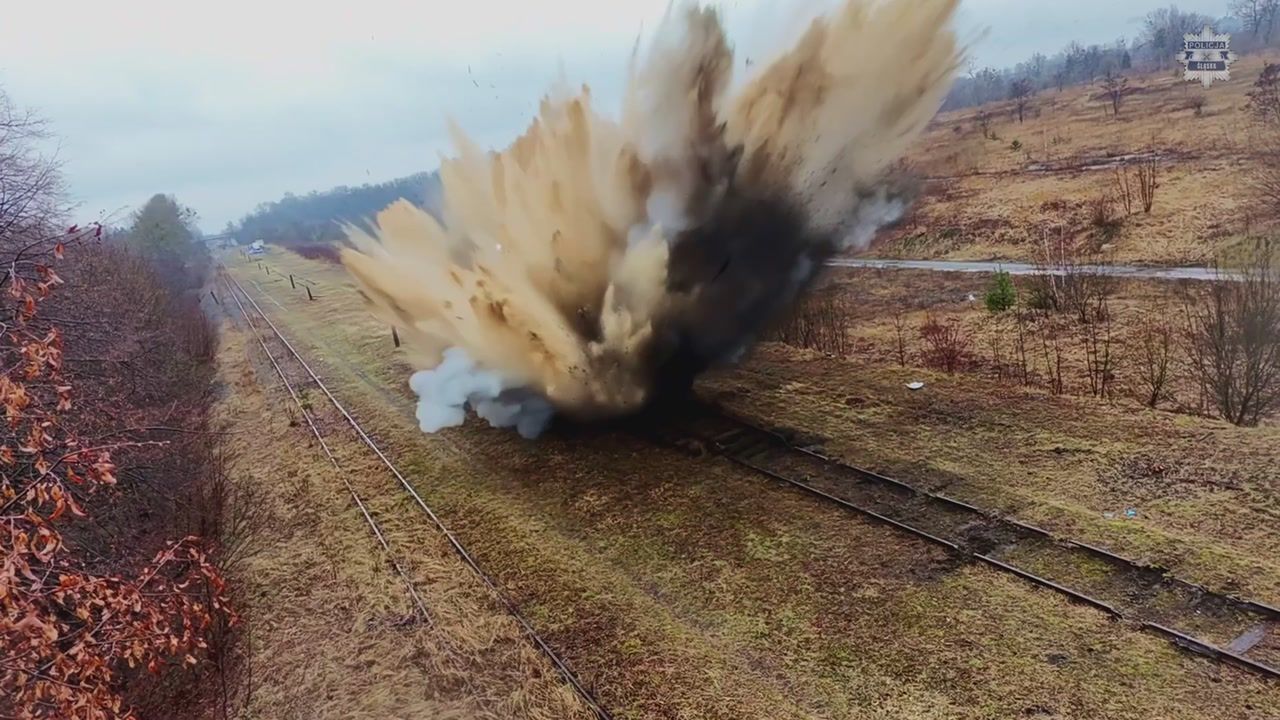 Wysadzili auto w powietrze. Policja wszystkiemu pilnie się przyglądała