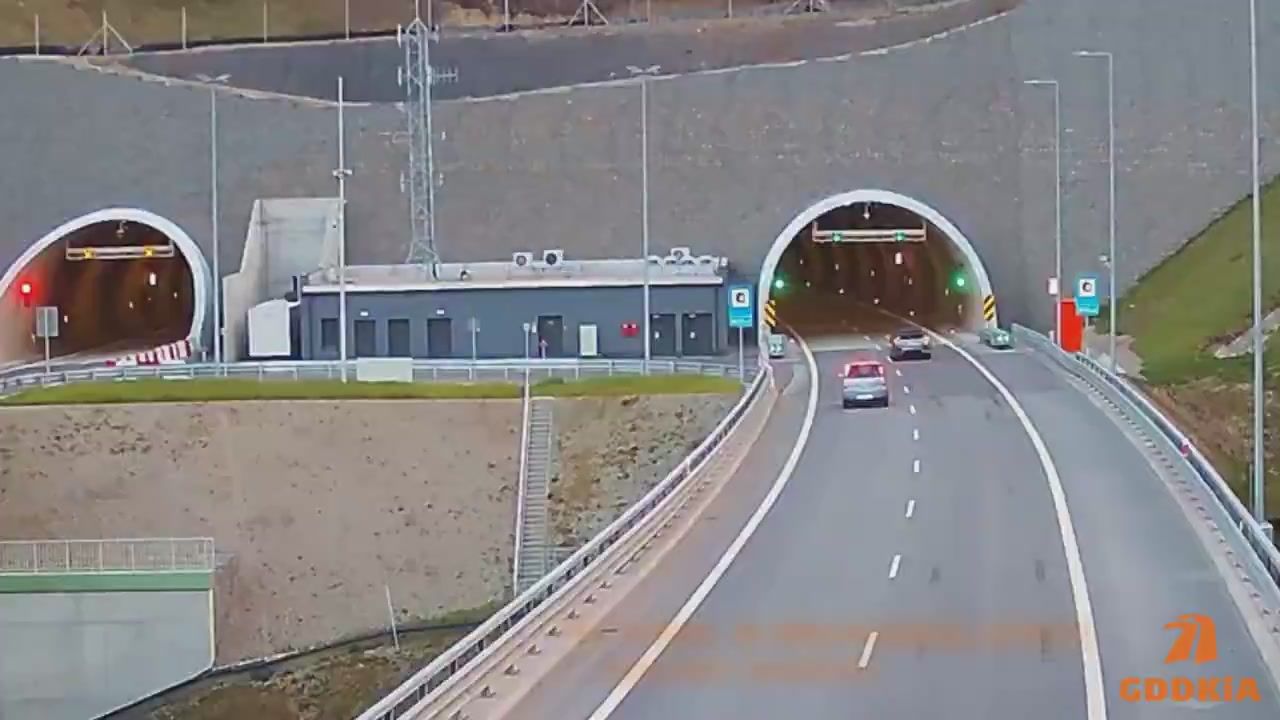 Bulwersujące nagranie z S1. Kierowca zawraca tuż przed tunelem