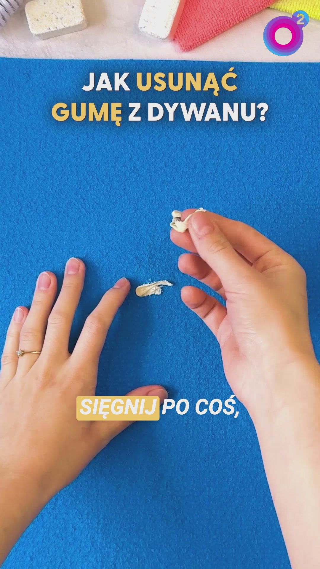 Tak odkleisz gumę do żucia od dywanu. Sposób bez szorowania