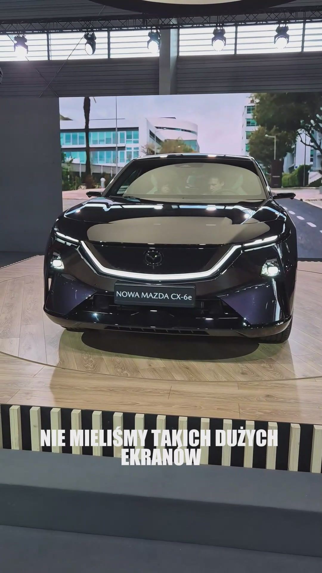 Wideo: nowa Mazda CX-6e. 26-calowy ekran zrywa z tradycją