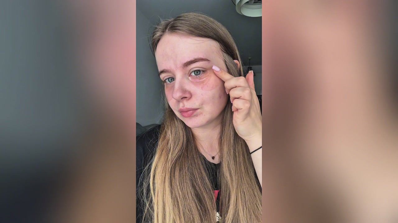 Kupiła opakowanie za 22 zł. Przetestowała płatki pod oczy z Biedronki