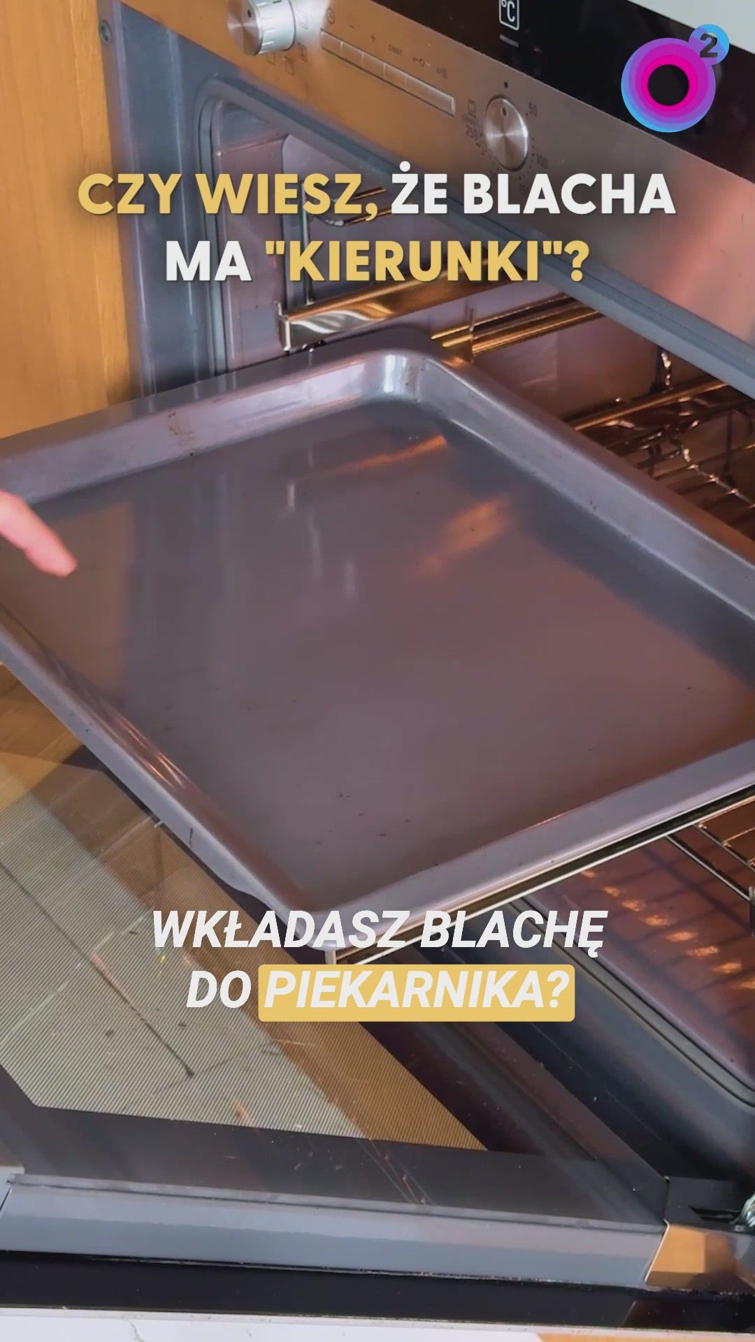 Jak wkładać blachę do piekarnika? Większość robi to źle