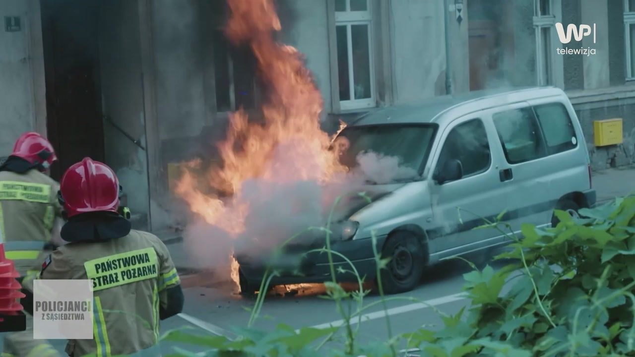 Auto nagle stanęło w płomieniach. "Jezus Maria"