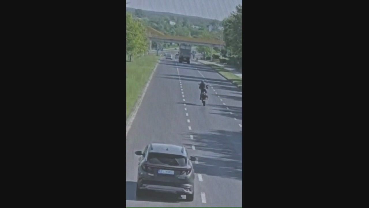 Chciał się popisać. W samochodzie siedzieli dwaj policjanci