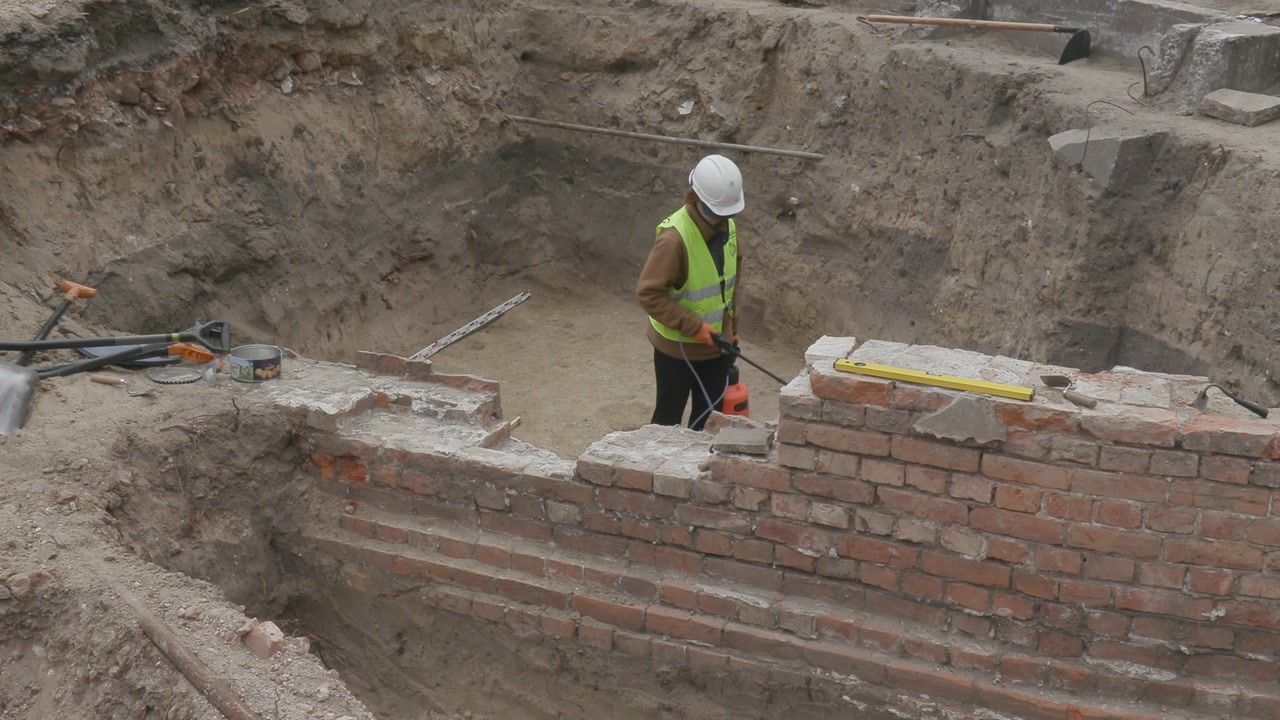 Archeolodzy odsłonili fragment murów. Znalezisko w pobliżu Pałacu Saskiego