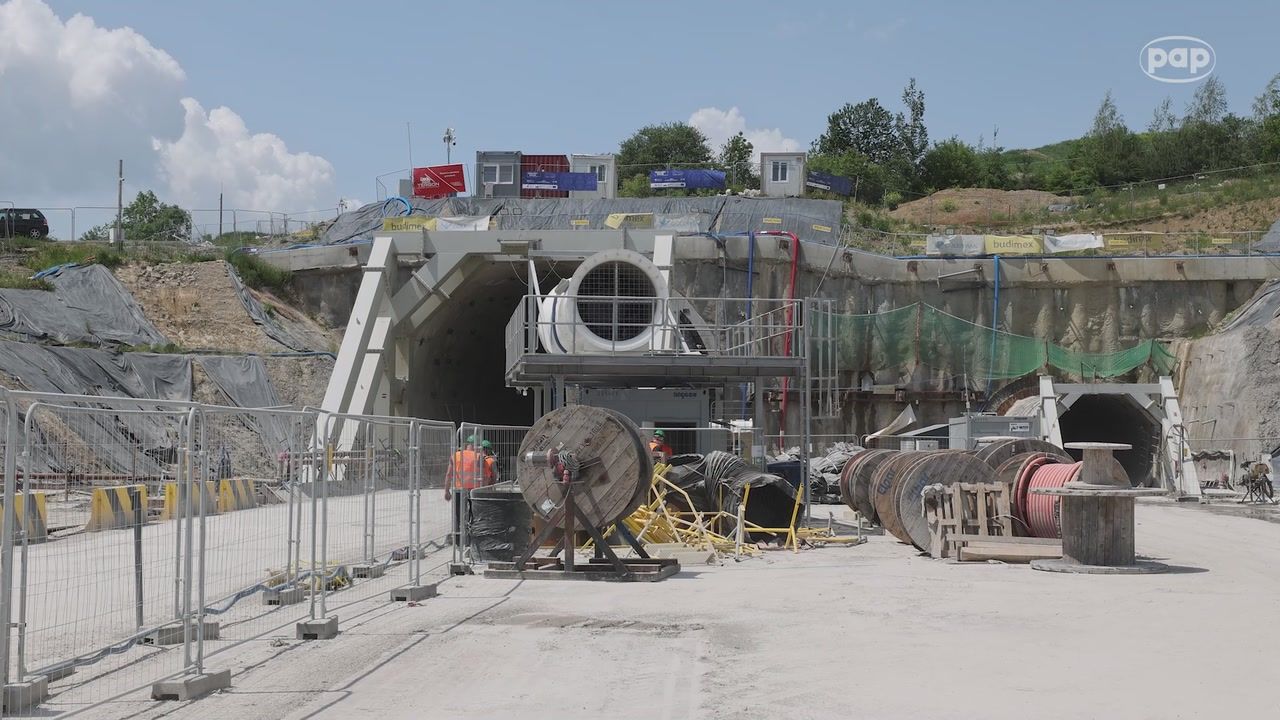 Powstaje najdłuższy tunel kolejowy w Polsce. Tak wygląda budowa