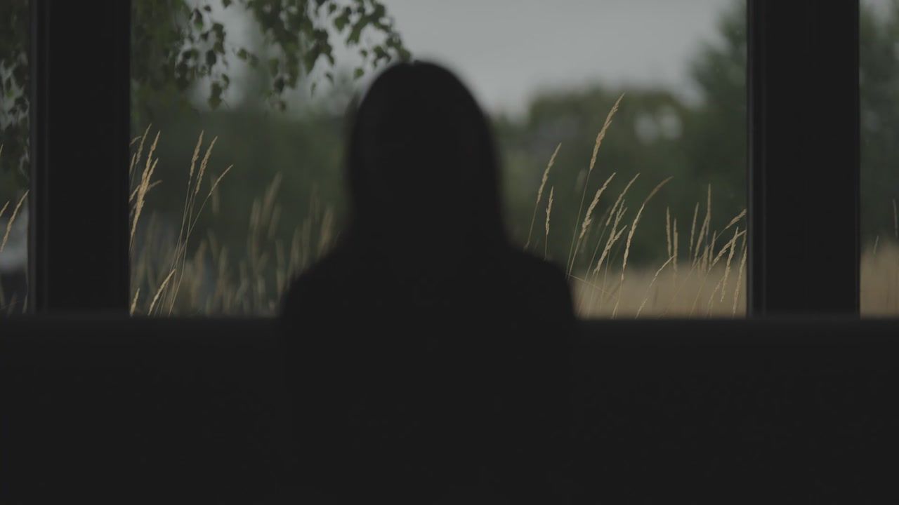 Padła ofiarą “zabawy” w ścianę. Konsekwencje ponosi do dziś