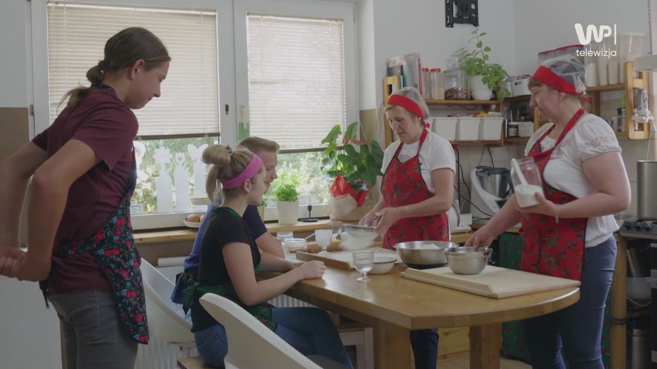 Jak ulepić idealne pierogi? Beskidzkie cioteczki zdradzają swoje tajniki młodemu pokoleniu