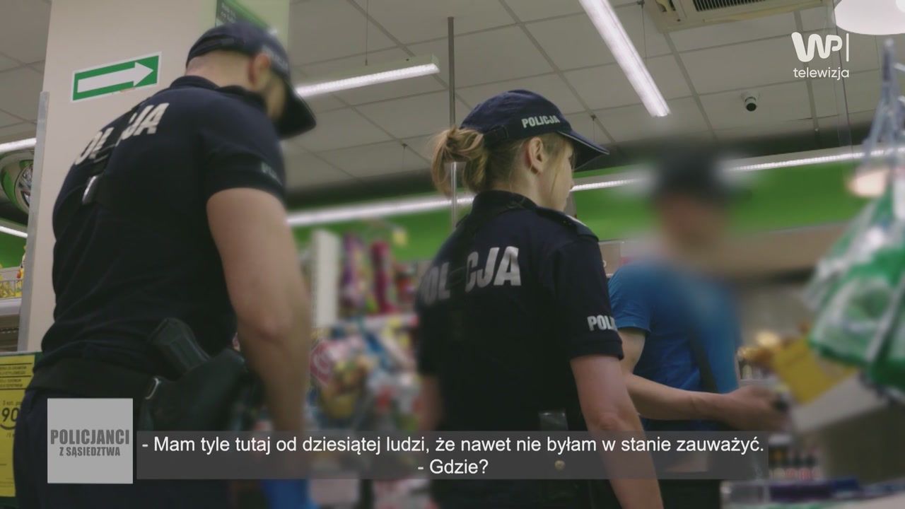 Schował to w spodniach. Dopiero na zapleczu pokazał, co ukradł