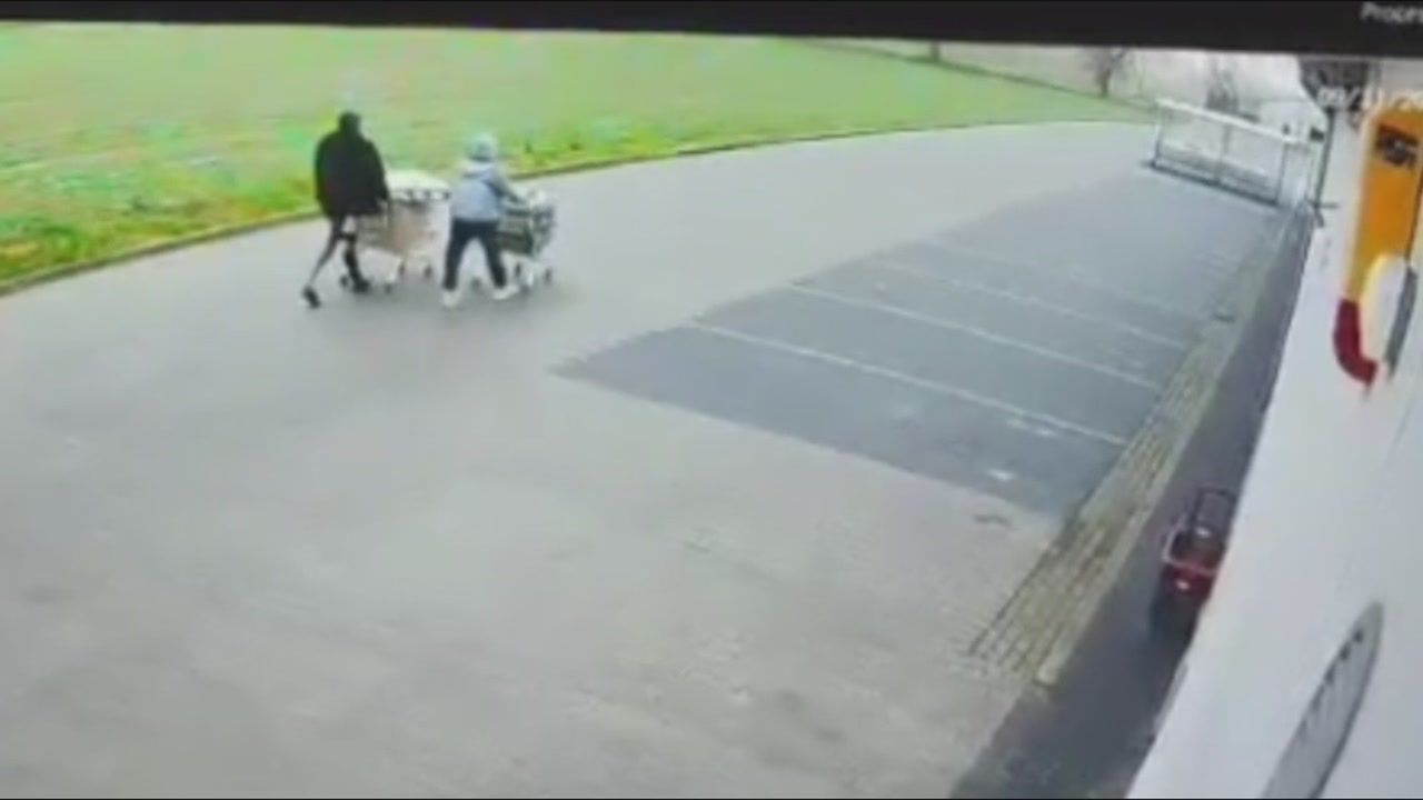 Dwaj rabusie nagrani. Spacerowali z łupem przez miasto