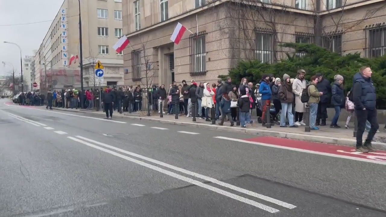 Poszła pod Sejm 11 listopada. Ludzie oburzeni. "Ponad godzina stania"