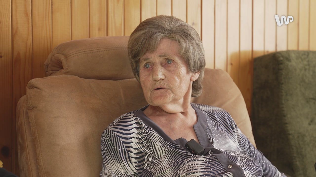 Seniorka robi wełniane czapki. Dzięki nim wyremontowała swój dom