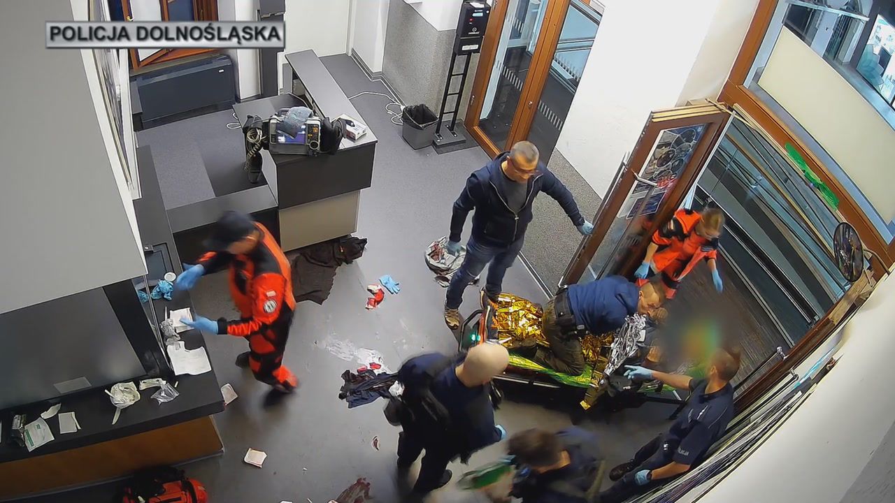 Zakrwawiony senior wszedł na komisariat. Dramatyczna akcja we Wrocławiu