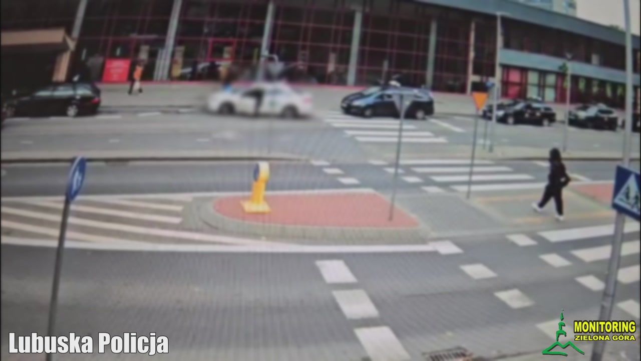 Sceny przed dworcem. Taksówka sama ruszyła. Niesie się nagranie