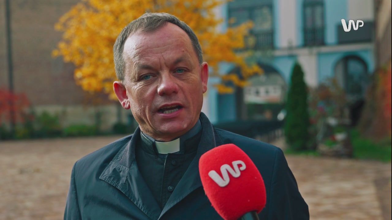 Ksiądz wprost o dekoracjach na grobach. "Niesiemy tony zniczy"